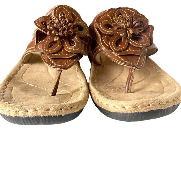CLIFFS by White Mountain "Carnation" Leather Flower Flip Flop Brown Size 6M - Picture 4 of 9